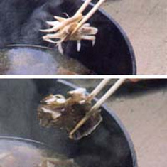 きりたんぽ鍋の作り方　ごぼうと舞茸を入れます