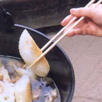 きりたんぽ鍋の作り方　たんぽを手ごろな大きさに切って入れます